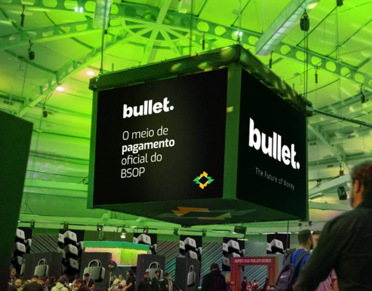 Cubo Bullet pendurado no salão BSOP